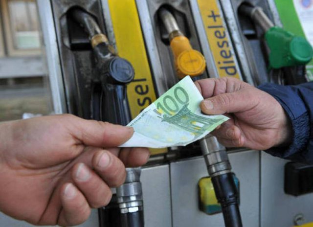 Çmimet e naftës rriten sërish, arrijnë në 245 lekë për litër, operatorëve u njihen më shumë shpenzime fikse