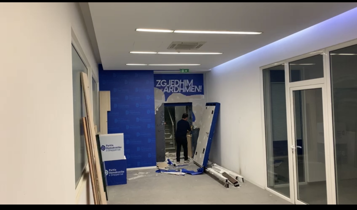 Berisha nis ‘pastrimin’ e selisë blu, fillon epoka ‘post Basha’, i zbrazin zyrën! Nis heqja e dyerve të blinduara