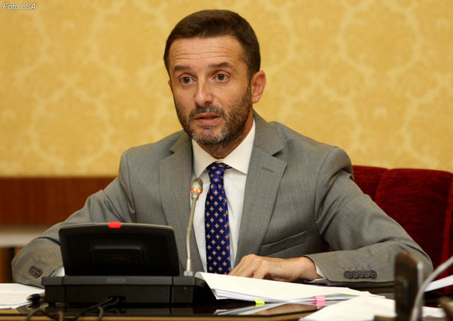 Po turp a keni?! Erion Braçe nuk përmbahet: Keni ngritur çmimin e filxhanit të  kafes, u rrit dhe për ju hekuri dhe betoni?