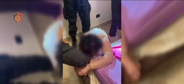 Dalin pamjet e arrestimit të Dumanit, i zhveshur dhe me pranga
