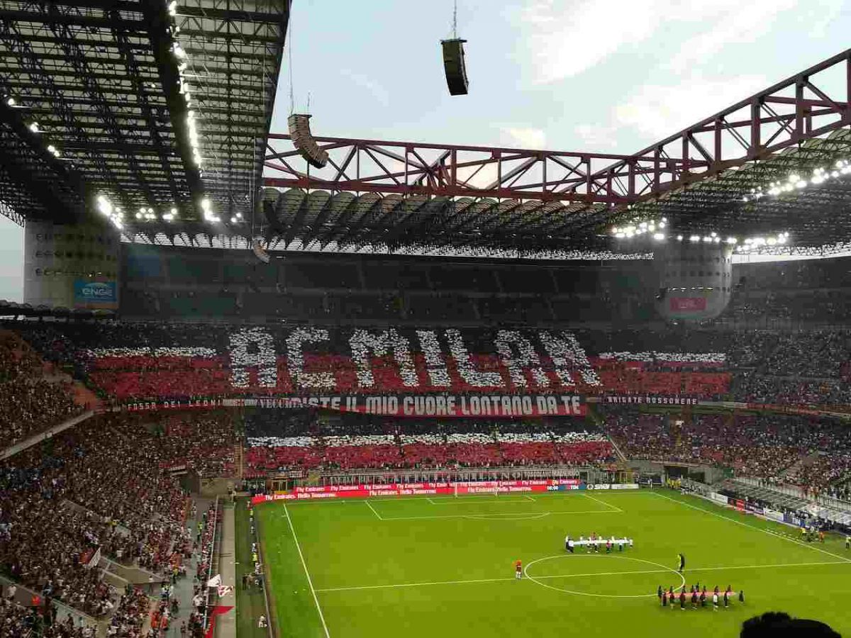 “San Siro” gati të “shpërthejë”/ Tifozët e Milanit mbushin stadiumin, mbi 65.000 për sfidën me Xhenoan