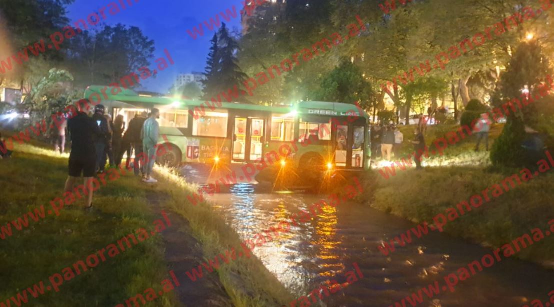 Aksidenti i çuditshëm/ Autobusi i Unazës merr makinën para dhe përfundon në Lanë! Bëhet urë mes dy brigjeve