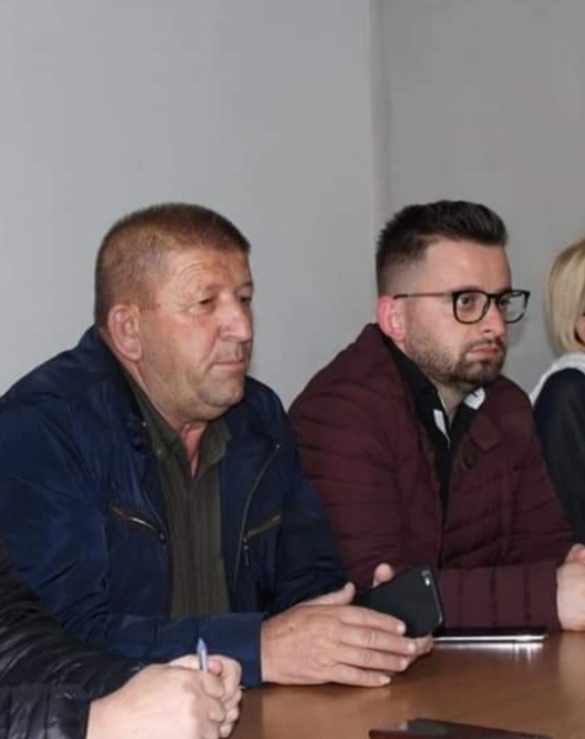Vjedhjet e reja të ‘komikut’ të Ersekës deri tek nafta e fermerëve, në skenë Arbër Abazi, ja fytyra e sekserit Lirjan Hyseni.