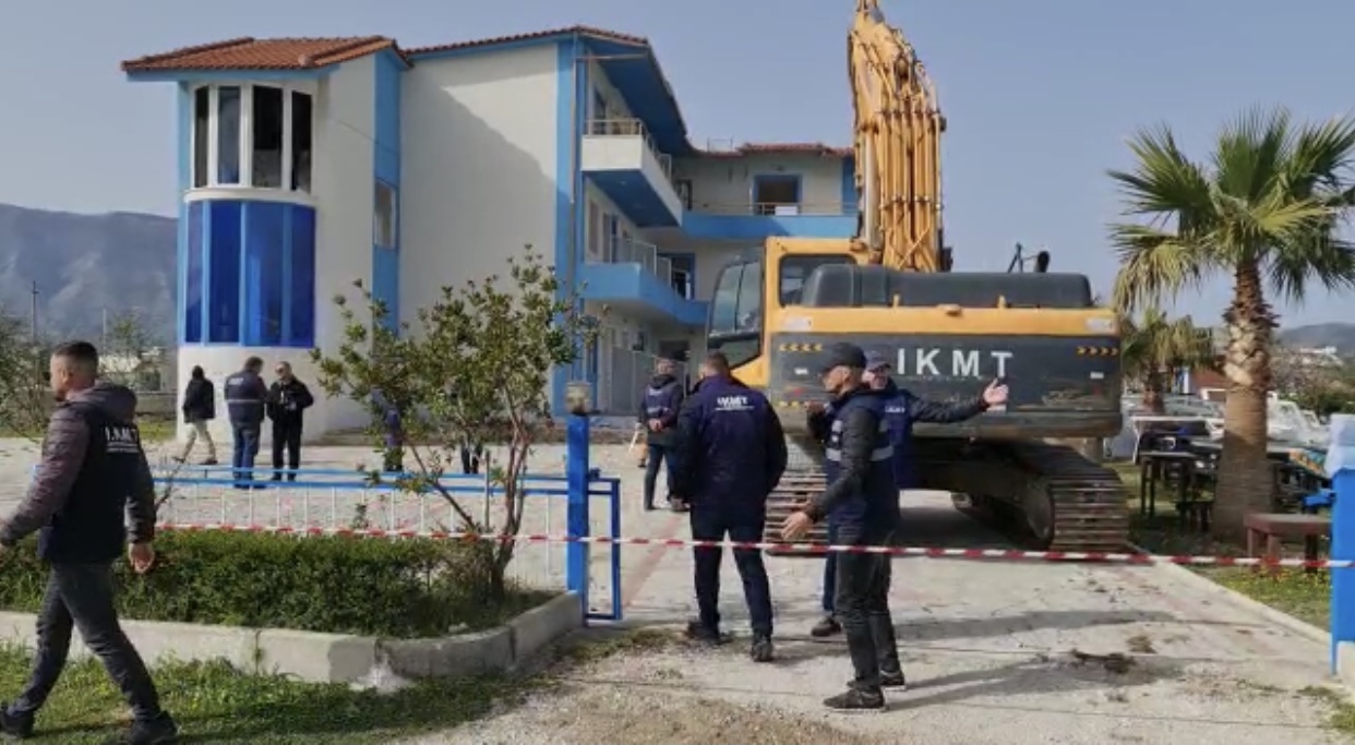 Shembet hoteli në plazhin e Radhimës, qiraxhesha italiane mes lotësh: Nuk kam ku të shkoj!