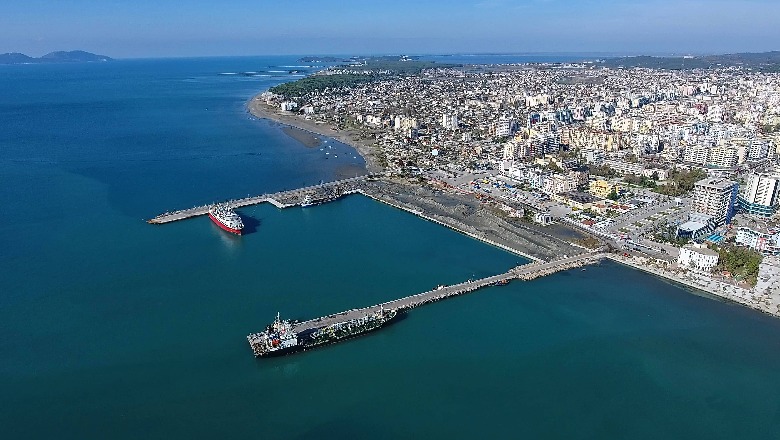 Moti i keq, trageti nuk ankorohet dot në portin e Vlorës, 77 pasagjerë të bllokuar në bord