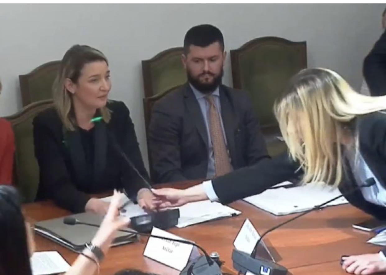 Plas në Komisionin e Edukimit, Ina Zhupa i heq mikrofonin ministres Margariti: Ti je fytyra e turpit, je anti-njeriu dhe anti-femra