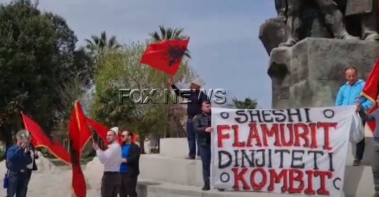 “Anti-shqiptari më i tërbuar në histori, këmbë turisti s’ka shkelur”/ Vlonjatët në protestë: Rama nuk pyet, e shkatërroi sheshin…