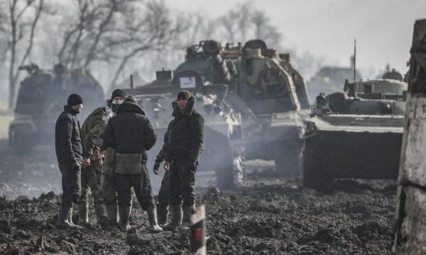 Mjekët mundohet të japin ndihmën e parë në rrugët e shkatërruara të Kharkiv, rusët nuk ndalen, bombardojnë pa pushim