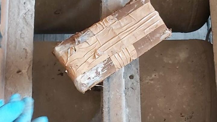 Kapet heroinë në Portin e Durrësit/ Kontrolli në kamionin e sekuestruar prej një viti zbulon lëndën narkotike, ja ku ishte fshehur