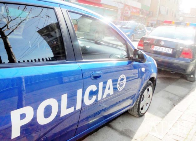 Tronditet Kruja, breshëri kallashnikovi në drejtim të një mobilerie