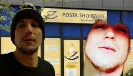 I maskuar dhe me qesen me para në dorë/ Momenti kur Elis Suçi largohet nga posta pasi kreu grabitjen me mikun e tij