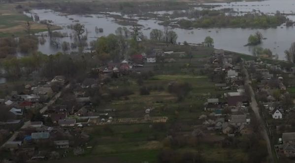 E pazakontë në Kiev! Banorët hapin digat dhe përmbytin fshatin për të ndaluar trupat ruse