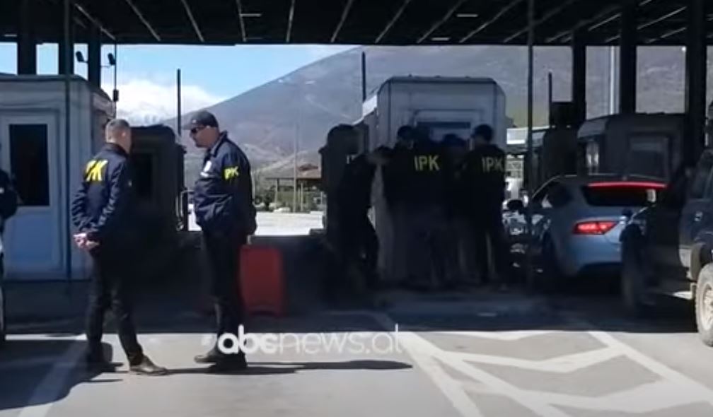 U merrnin ryshfet qytetarëve, efektivët në Morinë pikasën spiunin dhe e thyen, por s’i shpëtuan hekurave