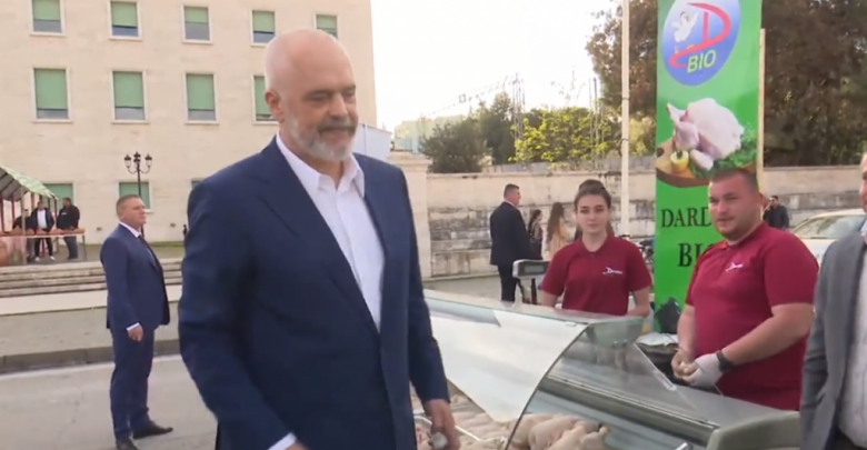 Gripi i shpendëve në Shqipëri/ Rama ia thotë troç fermerit: Do t’ i haja unë pulat, nëse vendos…