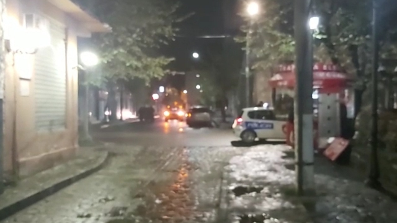 I zunë pritë rrugës për në shtëpi, dhunohet me sende të forta kancelari i gjykatës së Elbasanit