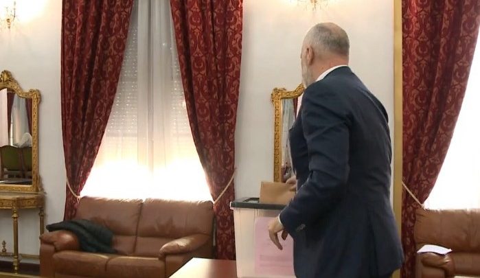 Mbledhja e grupit parlamentar të PS, nis procesi i votimit për zgjedhjen e kandidatit për president, Edi Rama hedh fletën në kuti