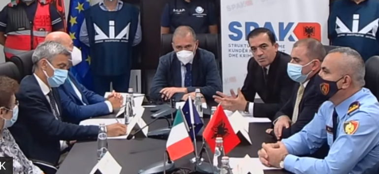 Dosja italiane / Shefi i SHISH në Vlorë ushtar i bosit të drogës Ilirjan Duçkollarit, të përlyer prokurorë, avokatë, psikologë dhe drejtorë që u hoqën nga dosja penale
