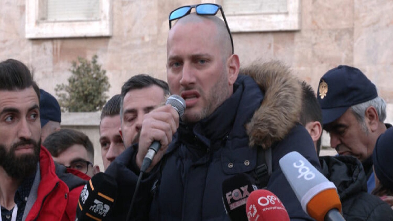 Klod Allajbeu blen Florian Binajn me paratë e tenderave që merr në qeveri. Si u gremis morali i aktorit nga simbol i protestave në prehrin e oligarkut
