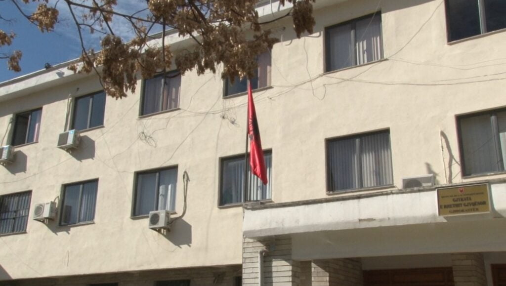 Video / Gjyqtari qeros i Gjirokastrës harbohet në klub nate, festoi me femra dhe alkool kalimin e Vetingut