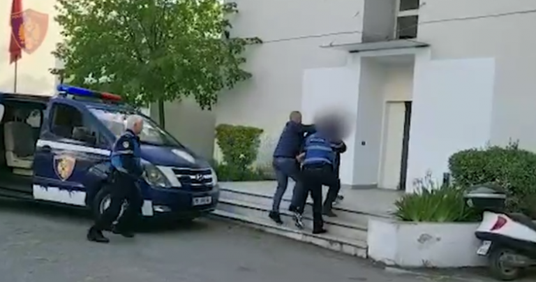 I theu këmbën policit për një gjobë makine, video e sherrit në Yzberisht. Autori doli nga lokali dhe…