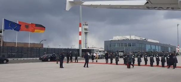 Nesër takim me kancelarin gjerman, Rama mbërrin në Berlin për vizitën zyrtare