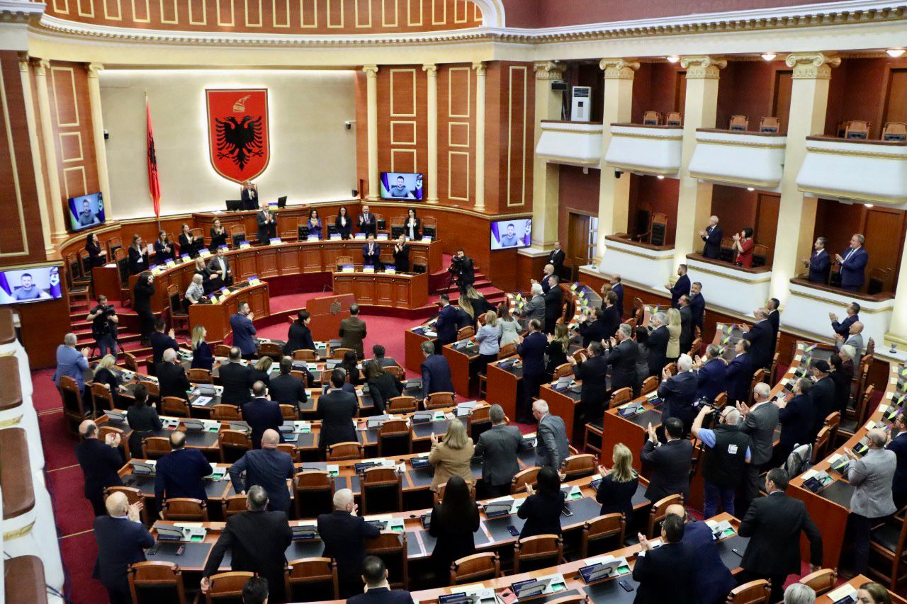 Një deputet i PS-së orgji tek hoteli i Fanes në Golem, të pranishëme minorene edhe një diplomat evropian