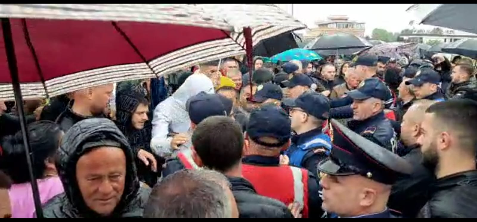 Rruga në Rinas me një sens, banorët 30 minuta protestë! Përplasen me policinë: Nuk shkojmë dot as për të varrosur të vdekurit, na kanë izoluar! Nesër do mblidhemi sërish