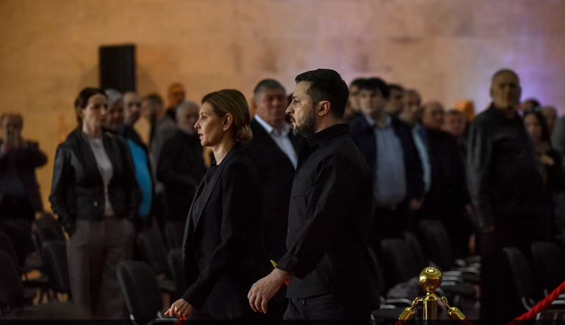 Pamje të trishta/ Zelensky takohet pas 3 muajsh me bashkëshorten, detaji në dorën e Olenës tërhoqi gjithë vëmendjen
