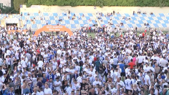 Festa e Tiranës, tifozët bëhen protagonistë në fushën e stadiumit “Selman Stermasi”