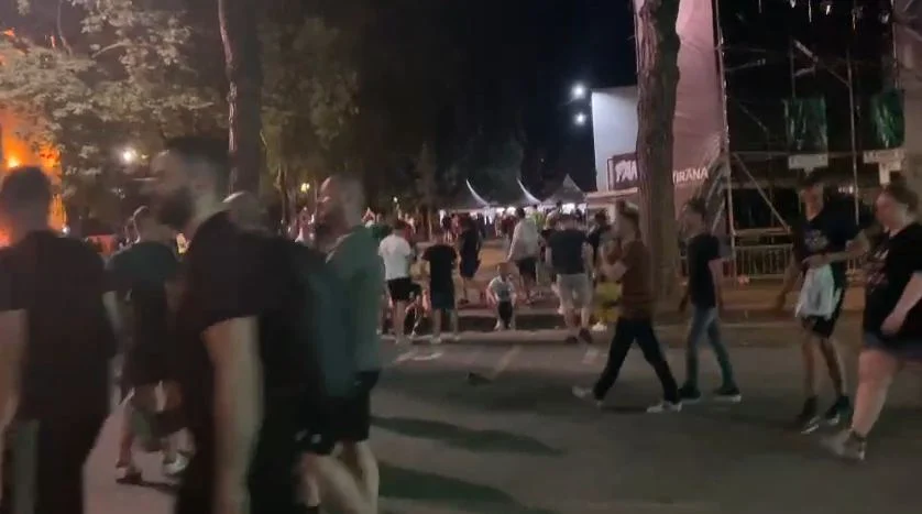 Holandezët rrahin shqiptarin, ai vrapon drejt policëve për të shpëtuar