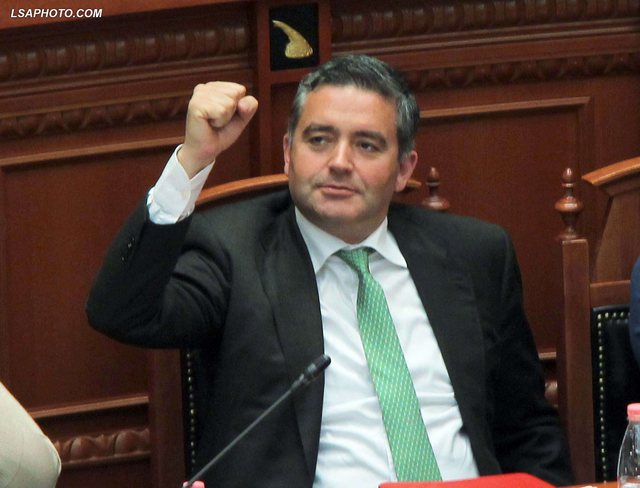 Blendi Klosi fsheh dy vila në emrin e Sandrit të listës së zezë?! Hyri ‘cullak’ në politikë, me 16 m2 të një banese