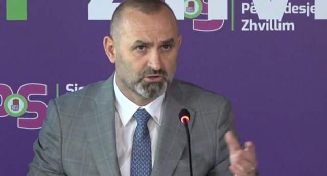 “Shko more plehrë”, Ulsi Manja sherr me qytetarin: Ti je nga ata shqiptarë gjakpërzier, o Shumadin zeza