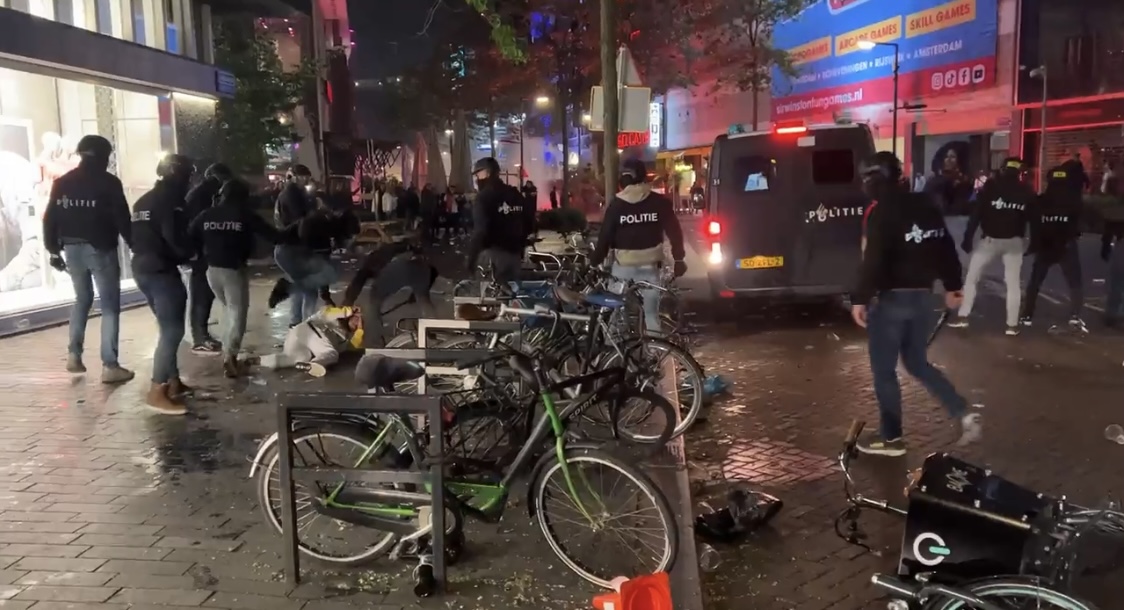 Holandezët humbën ndaj Romës: Në Rotterdam nisin trazirat, policia “zhdëp” në shkop tifozët