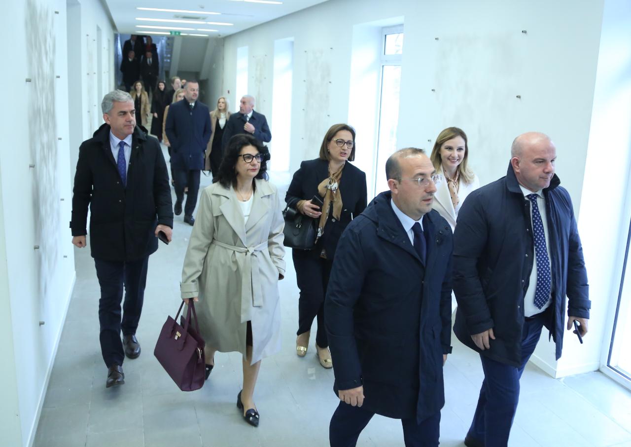 Alibeaj diskutime me grupin e PD për zgjedhjen e Presidentit për gati 3 orë. Ja deputetët që mungonin