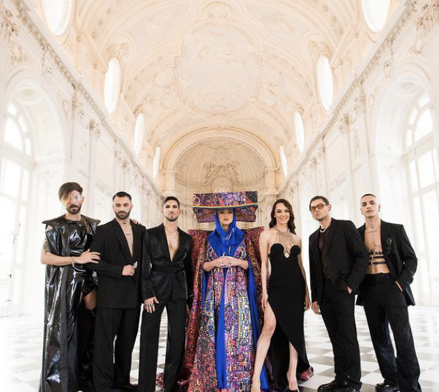 ME KËNGË QESHARAKE E FUSTAN TË VJEDHUR: PËRFAQËSIMI SKANDALOZ I SHQIPËRISË NË EUROVISION