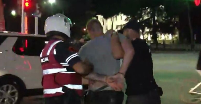 ”Polici shqiptar nxori armën”, mediat italiane jehonë dhunës në Tiranë