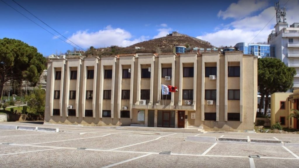 ‘Çmendet’ Bashkia Lezhë, 300 mijë USD për organizim festash, paratë do t’i marrin Klodian Makashi dhe Uarda Koçi