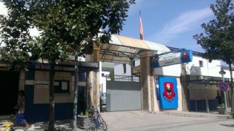 Sherr në Librazhd/ 28-vjeçarja rreh burrin dhe kunatin