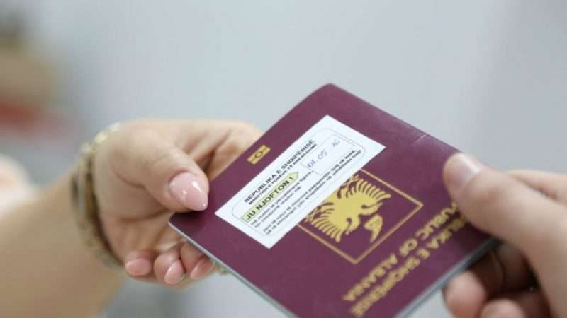 Merrte ryshfete për nxjerrjen e pasaportave/ Dënohet zyrtarja e Drejtorisë së Policisë në Tiranë