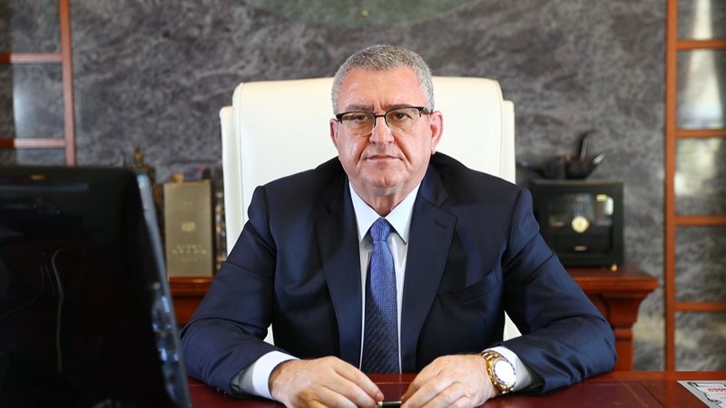 Babëzia e sëmurë e Armando Dukës, shet verën dhe vezët e familjes në darkën zyrtare të UEFA-s