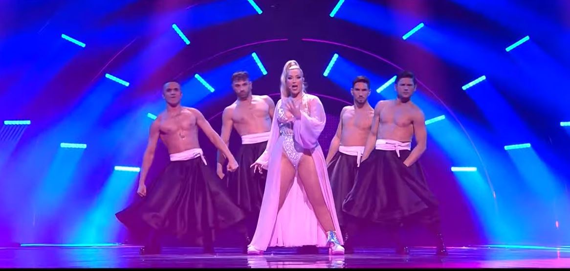 Ronela Hajati “djeg” skenën e Eurovisionit, hap festivalin europian me ritëm dhe energji