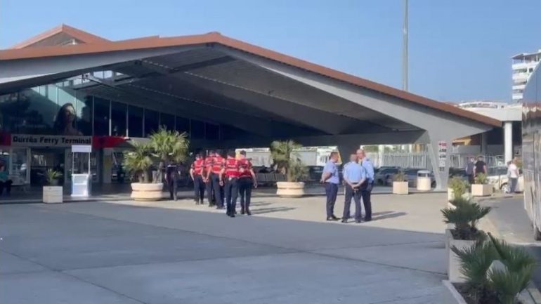 Kthyen rrugët e Tiranës në “fushëbetejë”, 80 huliganë kthehen mbrapsht në Itali