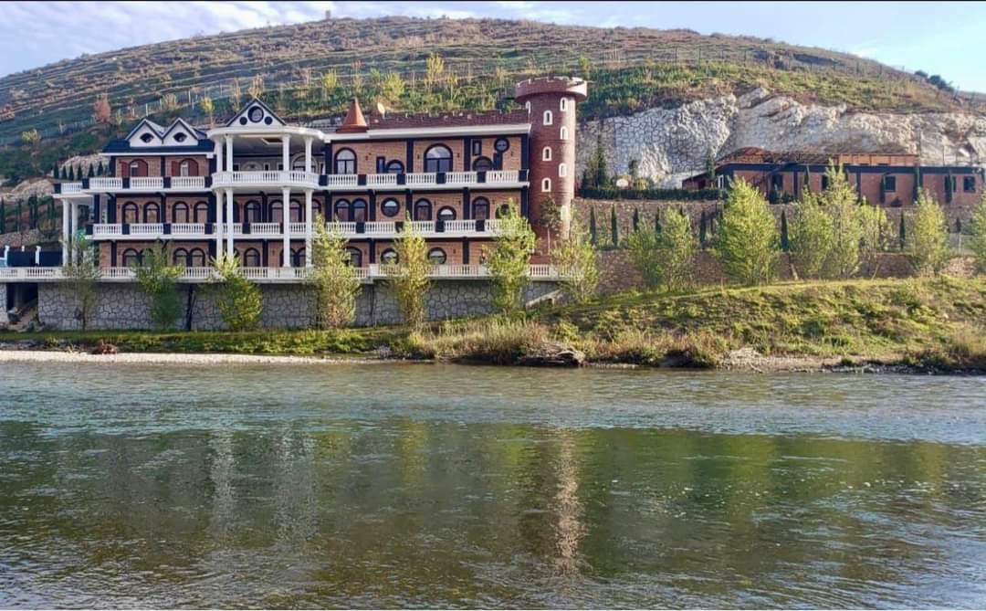 Rama promovoi hotelin e parave të pista të Ymer Lalës? Akuzohet se porositi vrasjen e Maks Lalës, për trafiqe dhe krim zgjedhor