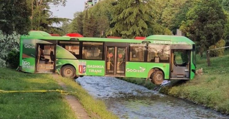 Urbani pas aksidentit përfundoi në Lanë, reagon policia: Procedohet penalisht shoferi i autobusit të Unazës
