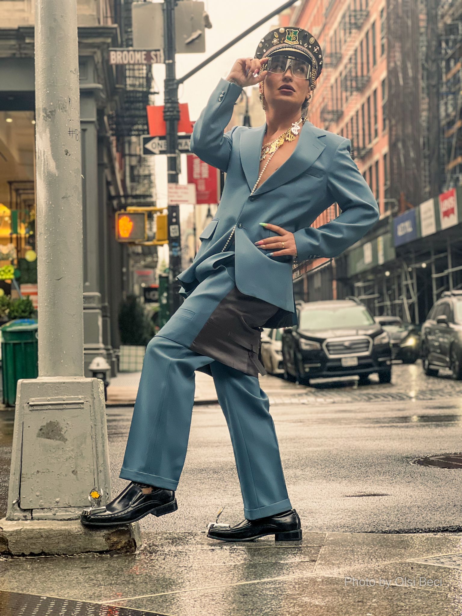 Elton Ilirjani kalon me sukses provën e vështire me veshjen “Chic & Twist” të stilistit me ngjyrë nga New York!
