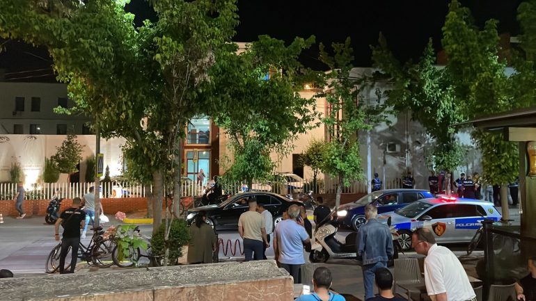 Sherri banal përgjaku komisariatin në Tiranë: Autori i ri në polici, viktima 20 vjet efektiv
