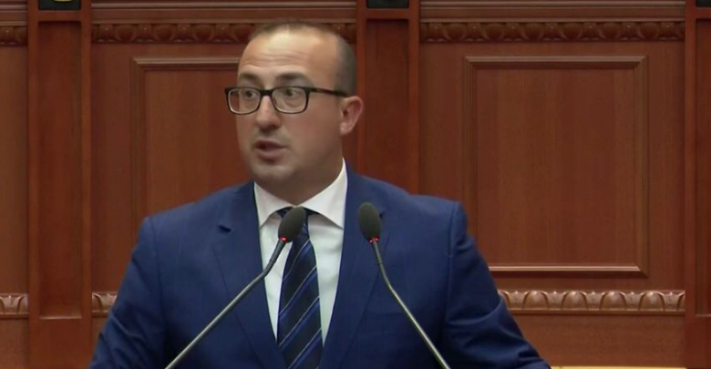 “Vendimi për rikthimin në punë i erdhi pasi kishte vdekur”, Korreshi zbulon rastin në Lushnje: E pushuan se kishte lidhje gjaku me mua