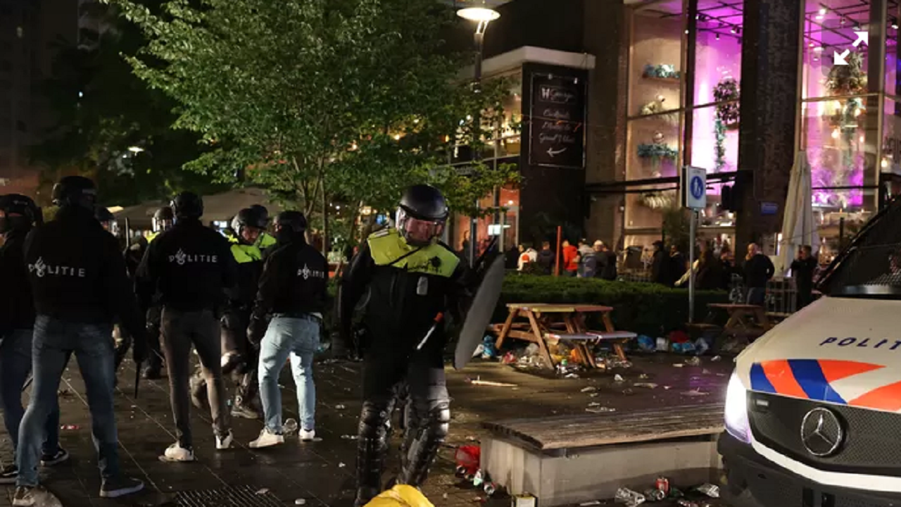 Tifozët në Roterdam nuk përballojnë dhimbjen e humbjes, të zhgënjeyer godasin policinë me çfarë u del përpara