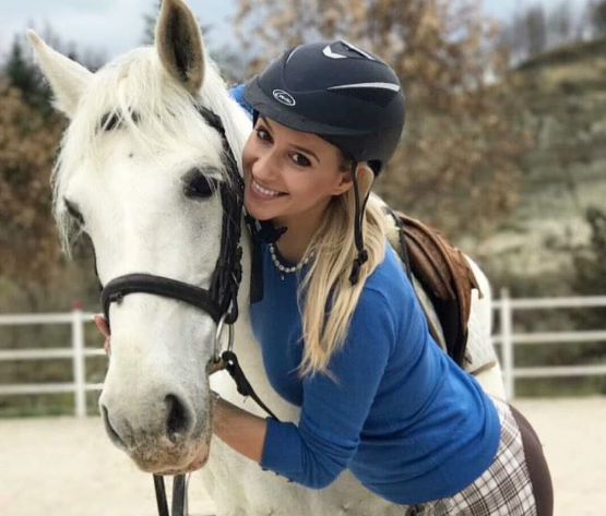 Onejda Ymeraj ‘kalorësja-balerinë’ e Klod Allajbeut te Spitali Amerikan, si u dorëhoq si drejtoreshë e barnave para se burri t’i arrestohej për recetat fiktive. A do rihapet dosja?