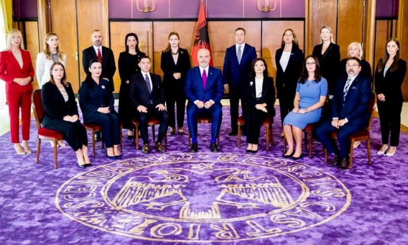 Rama u ndalon ministrave takimet me biznesmenë, të futen në kazino dhe të rrinë lokaleve gjatë javës, ja kufizimet e tjera